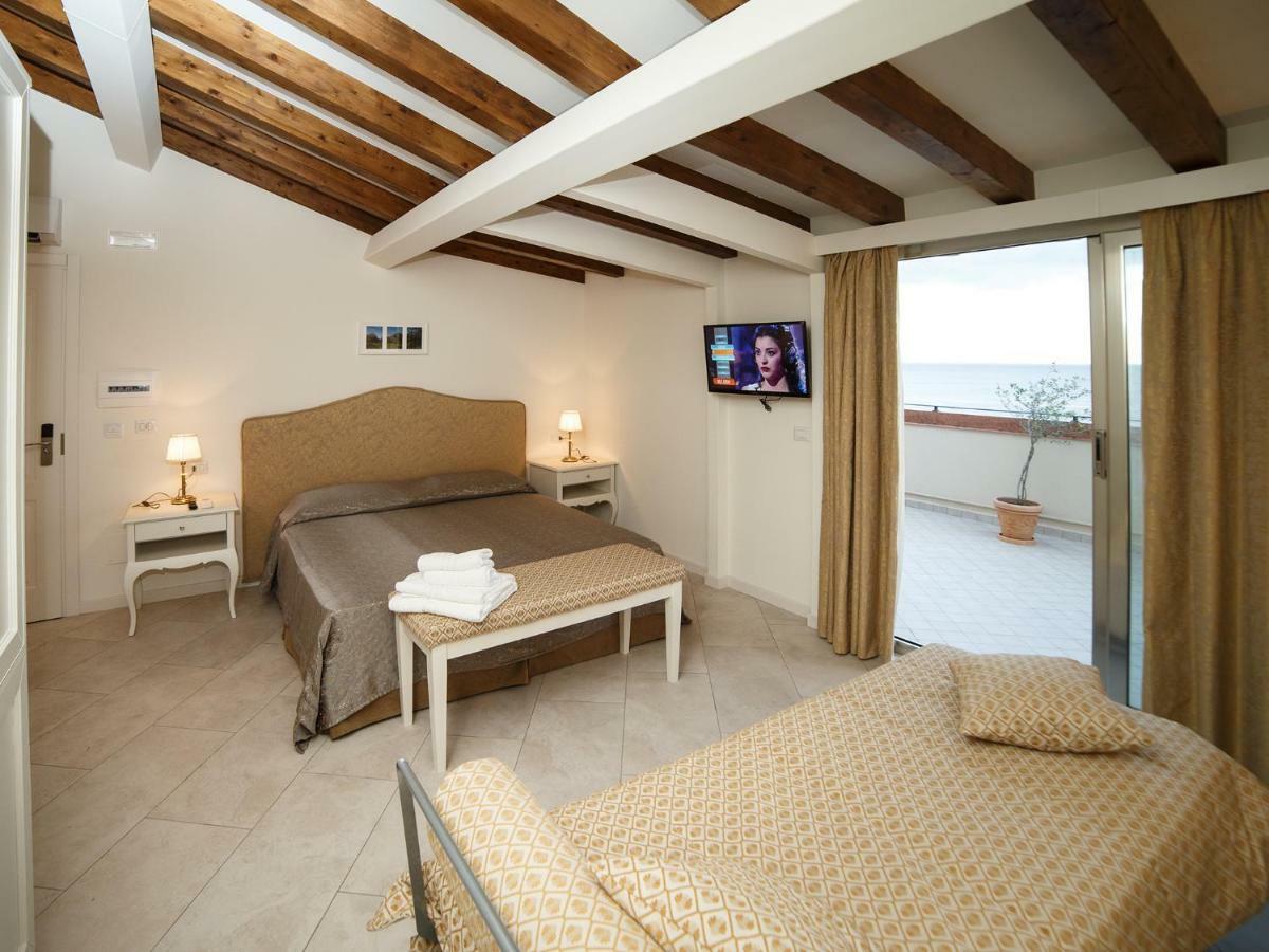 Marina Di Savoca Apartment ซานตาเทเรซา ดี รีวา ภายนอก รูปภาพ